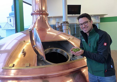 Distelhäuser Braumeister Timo Herkert bei der Hopfengabe des Mandarina Bavaria. Er sorgt für ein dezentes Mandarinenaroma im Weizenbock.