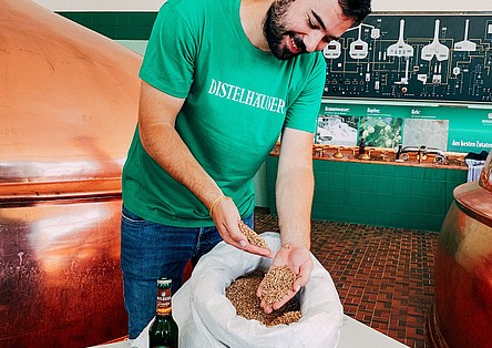 Rötlich-braun soll es leuchten: Distelhäuser Braumeister Timo Herkert überprüft die Qualität des Dinkelmalz. Bildquelle: Distelhäuser Brauerei